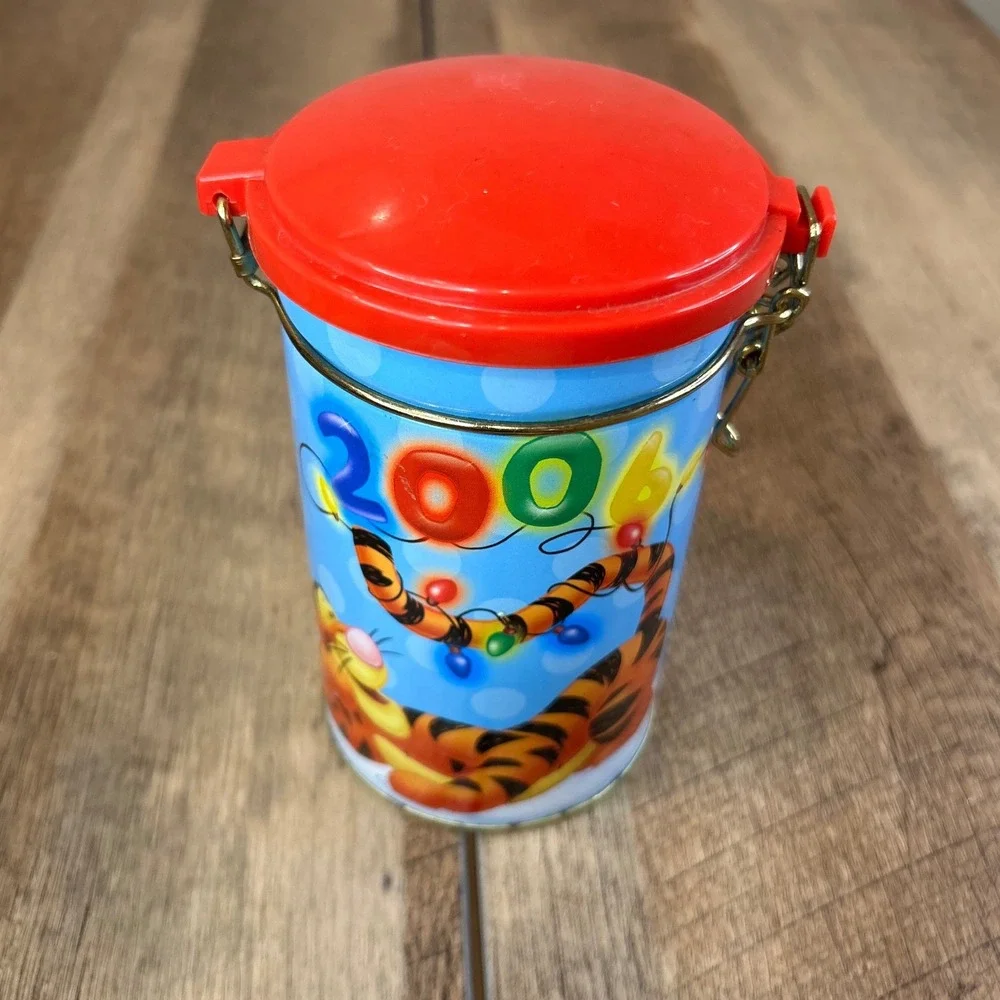 Disney Winnie‎ the Pooh Tigger 2006 Christmas Tin Canister Holiday Decor